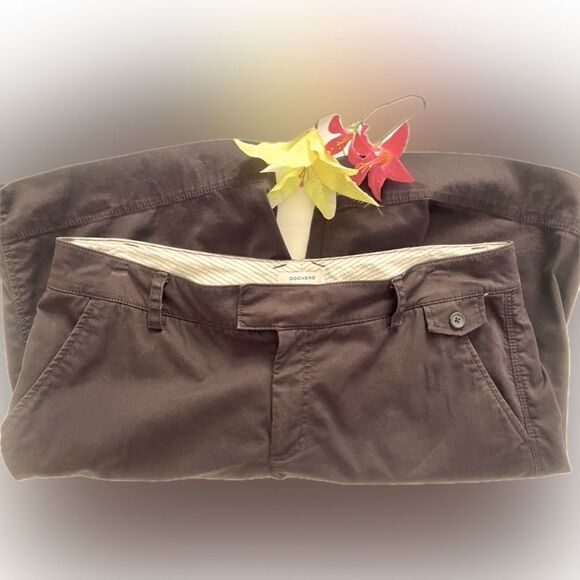Dockers versatile & comfy Mid-Rise curvy brown shorts! - Picture 9 of 11